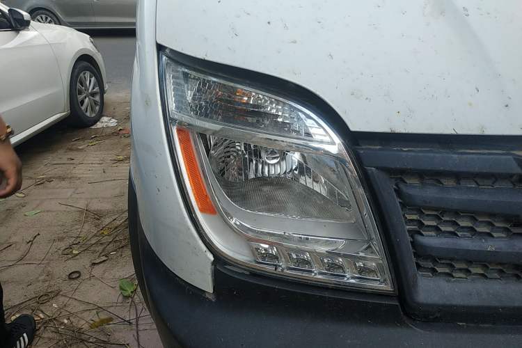 Used SAIC MAXUS 2014 2.5T Aotuntong Short Wheelbase Mid-Roof Model Right Front Headlight