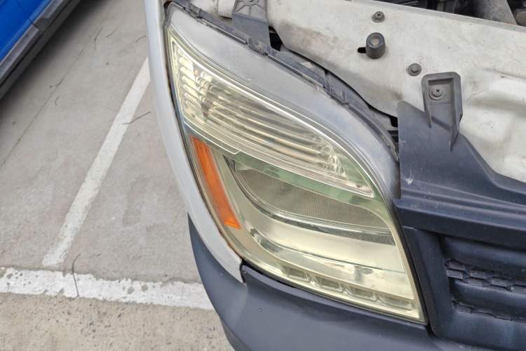 Used SAIC MAXUS 2014 2.5T Aotuntong Short Wheelbase Mid-Roof Model Right Front Headlight