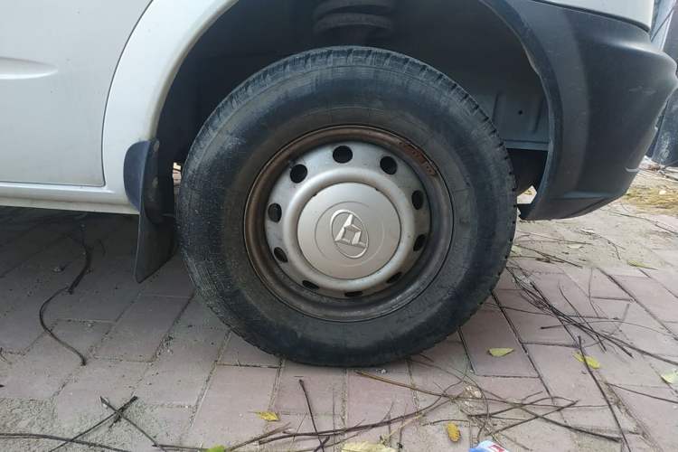 Used SAIC MAXUS 2014 2.5T Aotuntong Short Wheelbase Mid-Roof Model Right Front Wheel Hub
