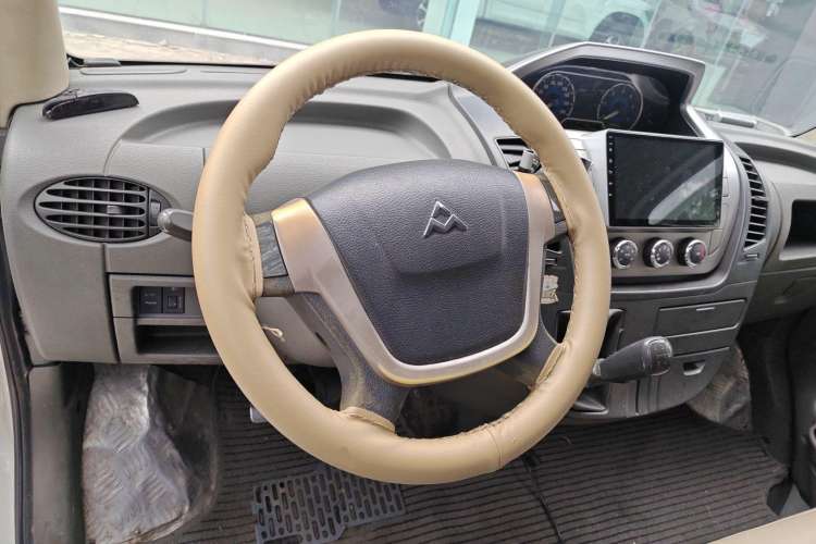 Used SAIC MAXUS 2014 2.5T Aotuntong Short Wheelbase Mid-Roof Model Steering Wheel
