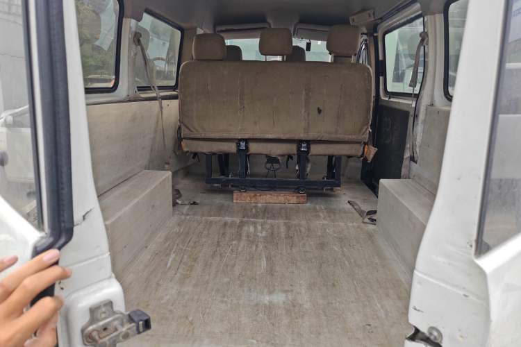 Used SAIC MAXUS 2014 2.5T Aotuntong Short Wheelbase Mid-Roof Model Trunk