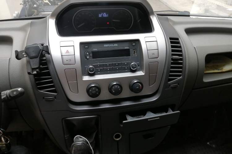Used SAIC MAXUS 2015 2.5T Manual Aoyuntong Version Long Wheelbase Mid-Height Roof Audio And AC Panel