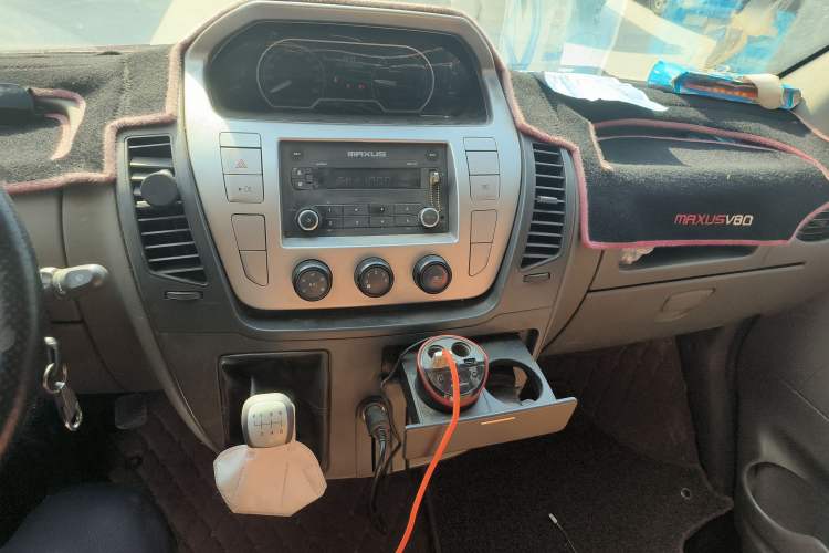 Used SAIC MAXUS 2015 2.5T Manual Aoyuntong Version Short Wheelbase Mid-Roof Audio And AC Panel