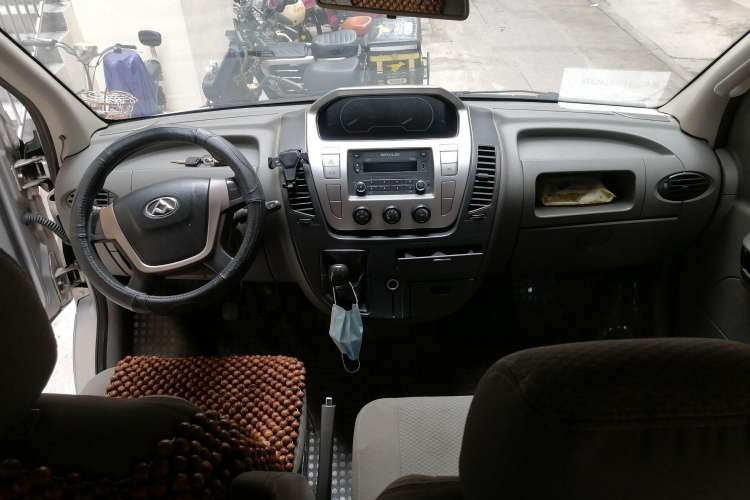 Used SAIC MAXUS 2015 2.5T Manual Aoyuntong Version Long Wheelbase Mid-Height Roof Center Console