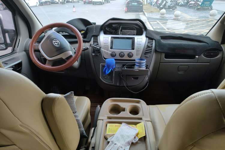 Used SAIC MAXUS 2015 2.5T AMT Aoyuntong Edition Short Wheelbase Low Roof Center Console