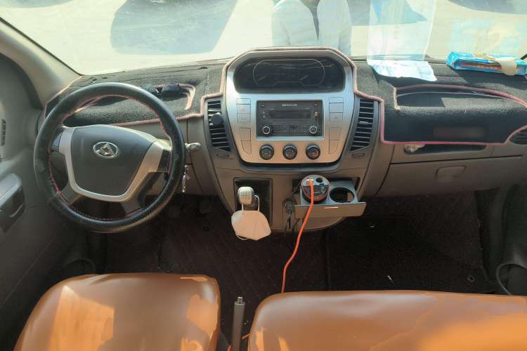 Used SAIC MAXUS 2015 2.5T Manual Aoyuntong Version Short Wheelbase Mid-Roof Center Console