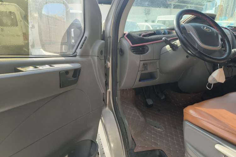 Used SAIC MAXUS 2015 2.5T Manual Aoyuntong Version Short Wheelbase Mid-Roof Driver Seat
