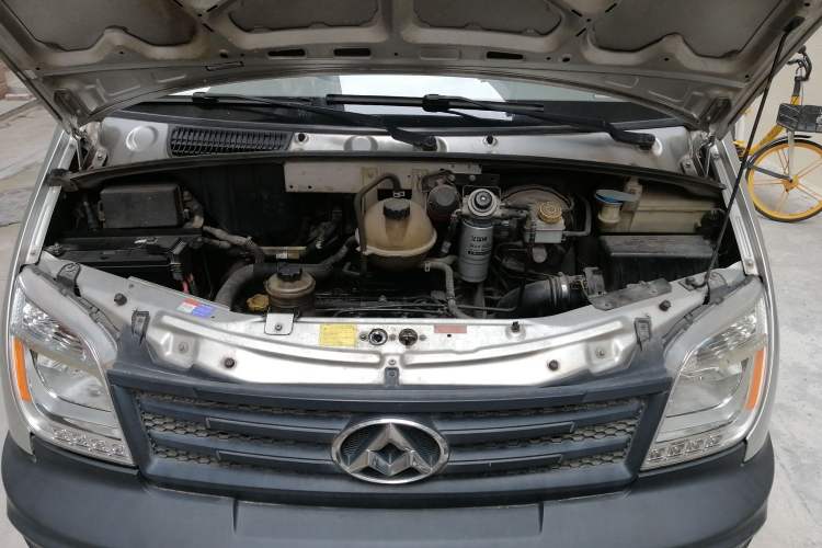 Used SAIC MAXUS 2015 2.5T Manual Aoyuntong Version Long Wheelbase Mid-Height Roof Engine Bay