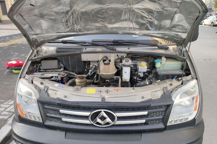 Used SAIC MAXUS 2015 2.5T AMT Aoyuntong Edition Short Wheelbase Low Roof Engine Bay