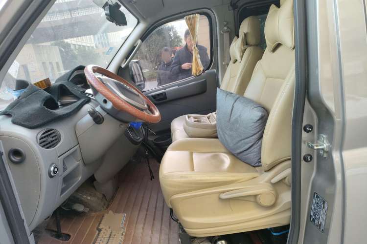 Used SAIC MAXUS 2015 2.5T AMT Aoyuntong Edition Short Wheelbase Low Roof Left Front Seat