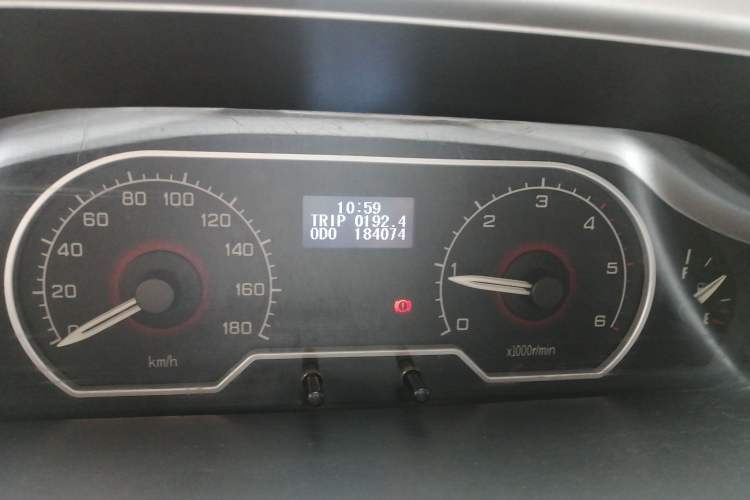 Used SAIC MAXUS 2015 2.5T Manual Aoyuntong Version Long Wheelbase Mid-Height Roof Odometer Close Up