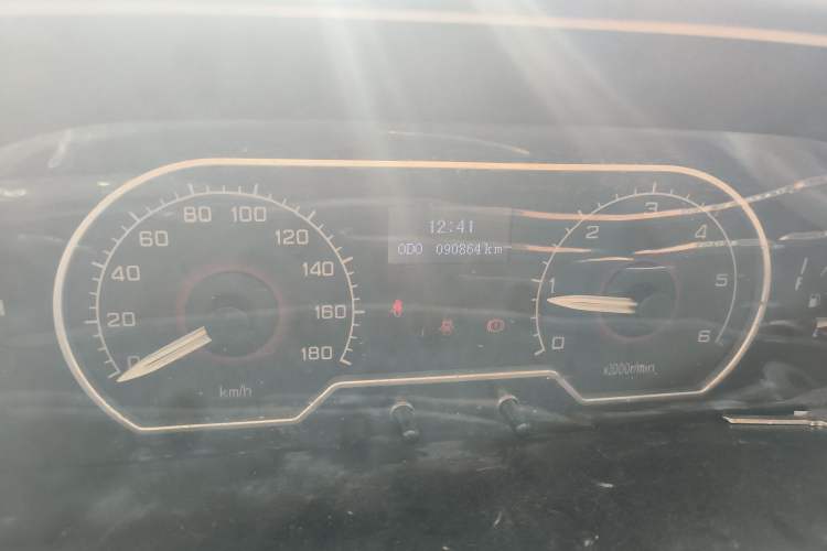 Used SAIC MAXUS 2015 2.5T Manual Aoyuntong Version Short Wheelbase Mid-Roof Odometer Close Up