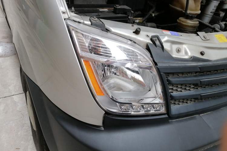 Used SAIC MAXUS 2015 2.5T Manual Aoyuntong Version Long Wheelbase Mid-Height Roof Right Front Headlight