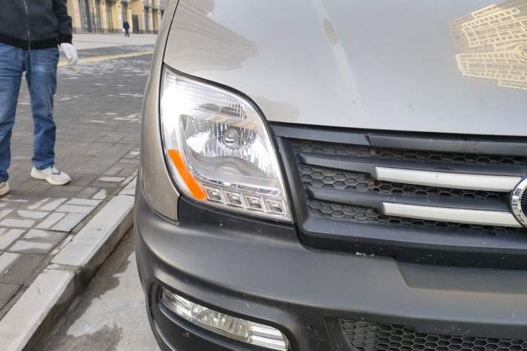 Used SAIC MAXUS 2015 2.5T AMT Aoyuntong Edition Short Wheelbase Low Roof Right Front Headlight