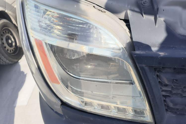 Used SAIC MAXUS 2015 2.5T Manual Aoyuntong Version Short Wheelbase Mid-Roof Right Front Headlight