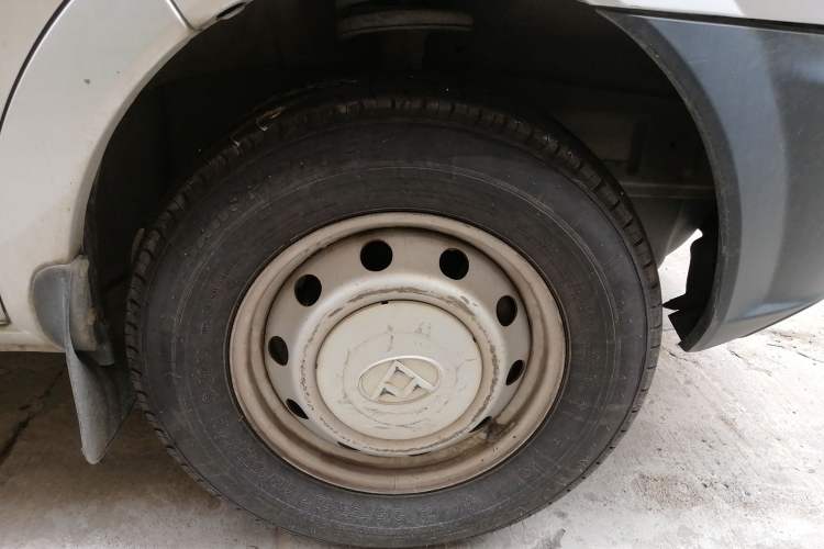 Used SAIC MAXUS 2015 2.5T Manual Aoyuntong Version Long Wheelbase Mid-Height Roof Right Front Wheel Hub