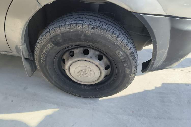Used SAIC MAXUS 2015 2.5T Manual Aoyuntong Version Short Wheelbase Mid-Roof Right Front Wheel Hub