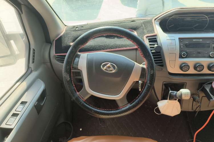 Used SAIC MAXUS 2015 2.5T Manual Aoyuntong Version Short Wheelbase Mid-Roof Steering Wheel