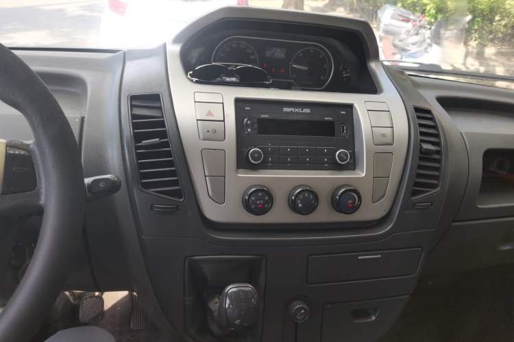 Used SAIC MAXUS 2015 2.5T Manual Aoyuntong Version Short Wheelbase Mid-Roof Audio And AC Panel