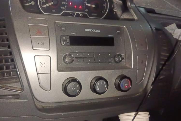 Used SAIC MAXUS 2015 2.5T AMT Aoyuntong Edition Short Wheelbase Mid-Height Audio And AC Panel