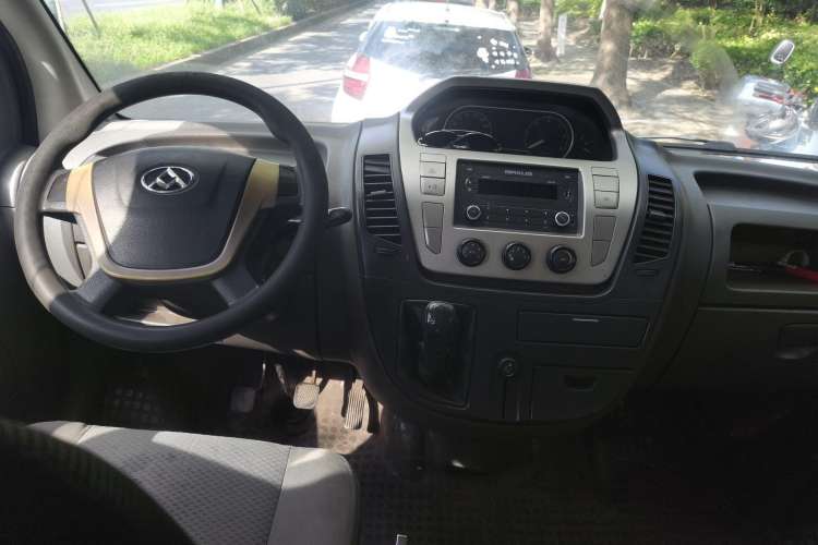 Used SAIC MAXUS 2015 2.5T Manual Aoyuntong Version Short Wheelbase Mid-Roof Center Console