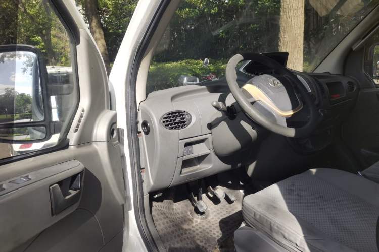 Used SAIC MAXUS 2015 2.5T Manual Aoyuntong Version Short Wheelbase Mid-Roof Driver Seat