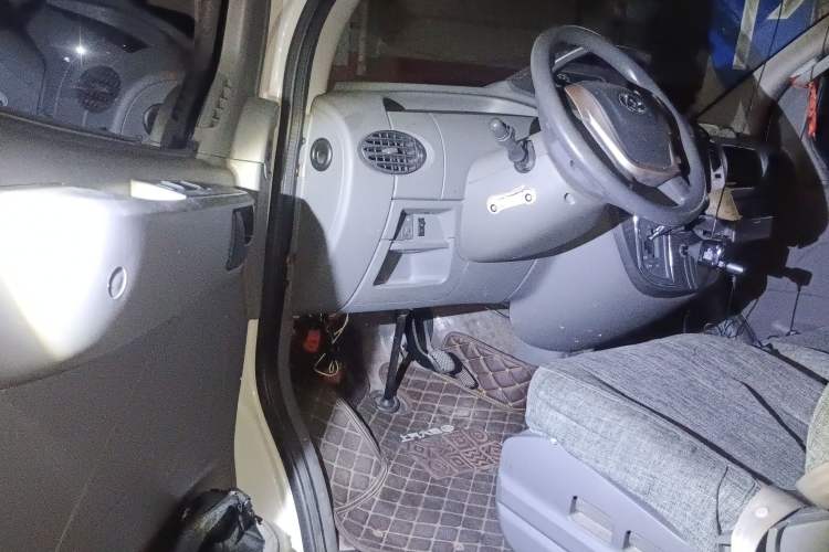 Used SAIC MAXUS 2015 2.5T AMT Aoyuntong Edition Short Wheelbase Mid-Height Driver Seat
