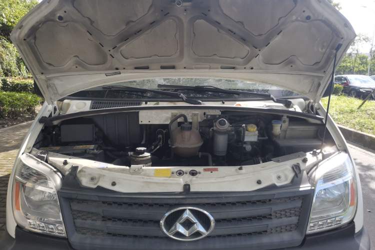 Used SAIC MAXUS 2015 2.5T Manual Aoyuntong Version Short Wheelbase Mid-Roof Engine Bay