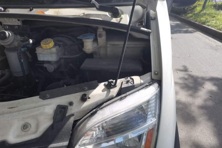 Used SAIC MAXUS 2015 2.5T Manual Aoyuntong Version Short Wheelbase Mid-Roof Engine Bay Left