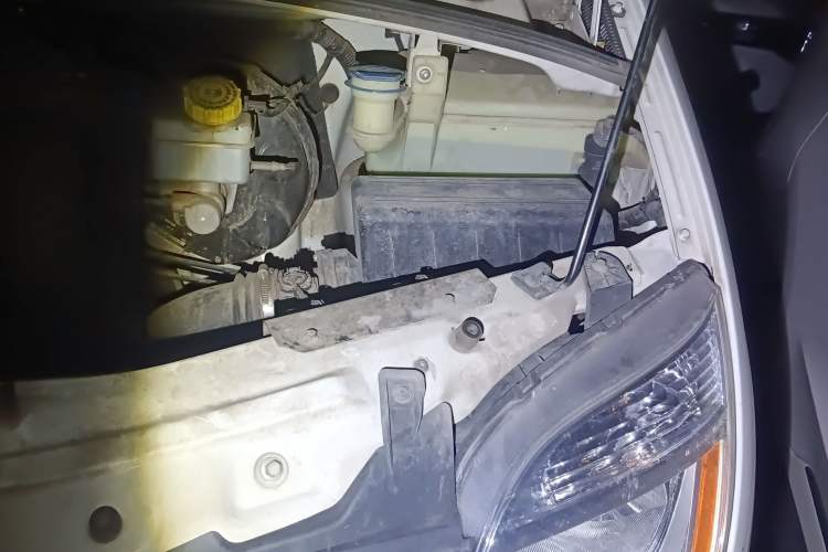 Used SAIC MAXUS 2015 2.5T AMT Aoyuntong Edition Short Wheelbase Mid-Height Engine Bay Left