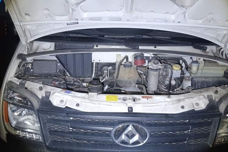 Used SAIC MAXUS 2015 2.5T AMT Aoyuntong Edition Short Wheelbase Mid-Height Engine Bay