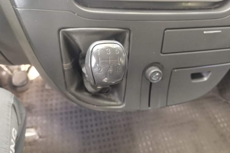 Used SAIC MAXUS 2015 2.5T Manual Aoyuntong Version Short Wheelbase Mid-Roof Gear Lever