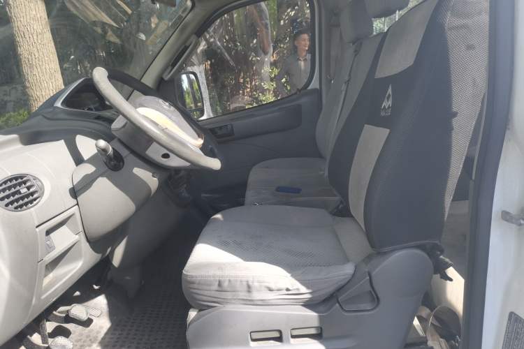 Used SAIC MAXUS 2015 2.5T Manual Aoyuntong Version Short Wheelbase Mid-Roof Left Front Seat