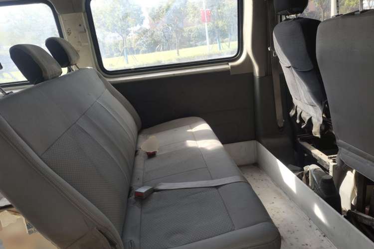 Used SAIC MAXUS 2015 2.5T Manual Aoyuntong Version Short Wheelbase Mid-Roof Left Rear Seat