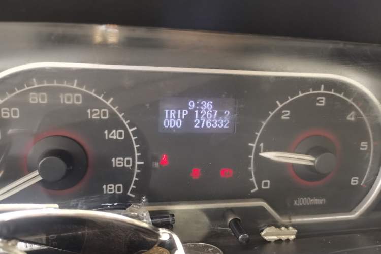 Used SAIC MAXUS 2015 2.5T Manual Aoyuntong Version Short Wheelbase Mid-Roof Odometer Close Up