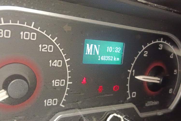 Used SAIC MAXUS 2015 2.5T AMT Aoyuntong Edition Short Wheelbase Mid-Height Odometer Close Up