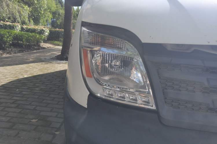Used SAIC MAXUS 2015 2.5T Manual Aoyuntong Version Short Wheelbase Mid-Roof Right Front Headlight