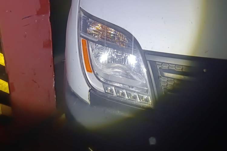 Used SAIC MAXUS 2015 2.5T AMT Aoyuntong Edition Short Wheelbase Mid-Height Right Front Headlight
