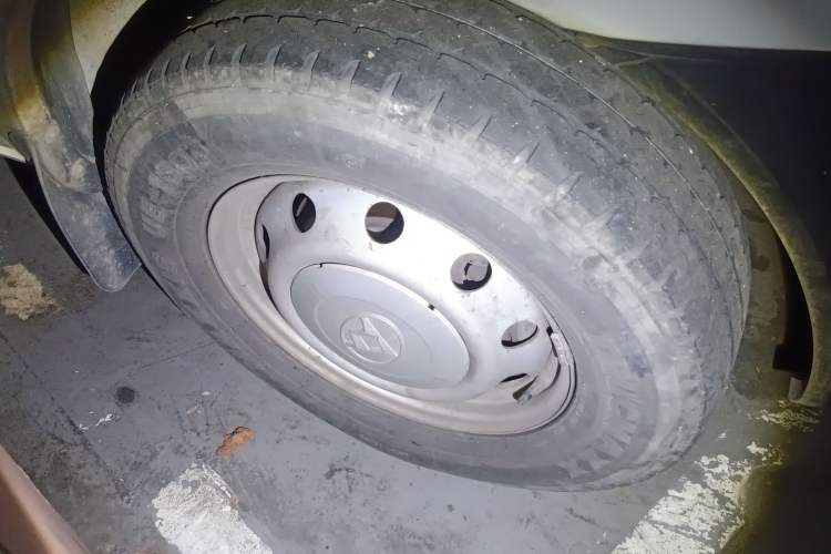 Used SAIC MAXUS 2015 2.5T AMT Aoyuntong Edition Short Wheelbase Mid-Height Right Front Wheel Hub