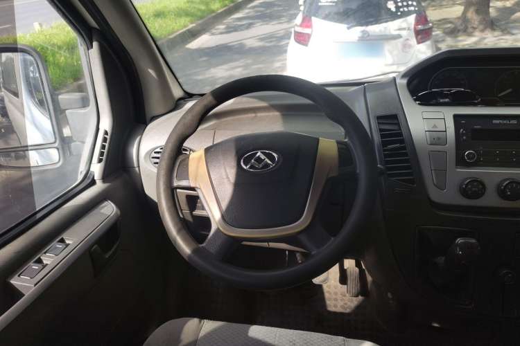 Used SAIC MAXUS 2015 2.5T Manual Aoyuntong Version Short Wheelbase Mid-Roof Steering Wheel