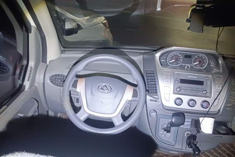 Used SAIC MAXUS 2015 2.5T AMT Aoyuntong Edition Short Wheelbase Mid-Height Steering Wheel