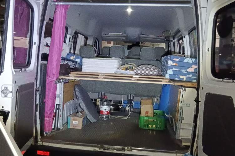 Used SAIC MAXUS 2015 2.5T AMT Aoyuntong Edition Short Wheelbase Mid-Height Trunk