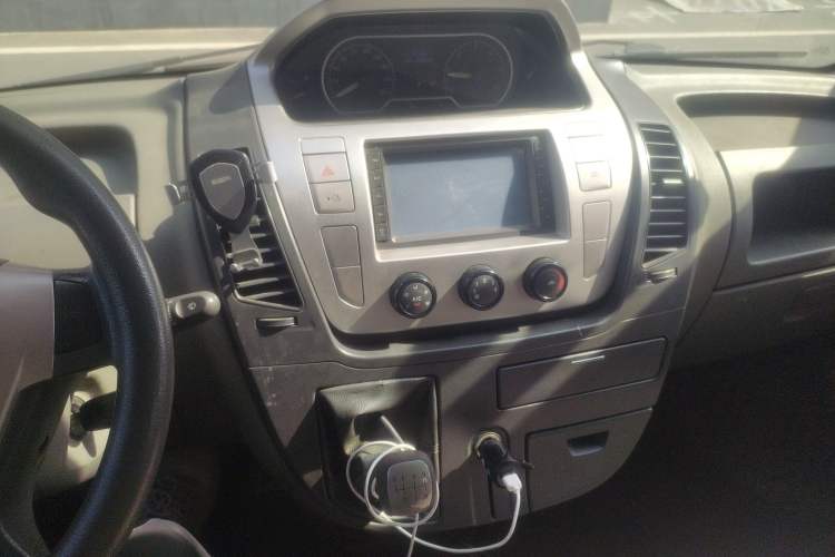 Used SAIC MAXUS 2016 2.5T Manual Aoyuntong National V Short Wheelbase Low-Roof 6-Seater Audio And AC Panel