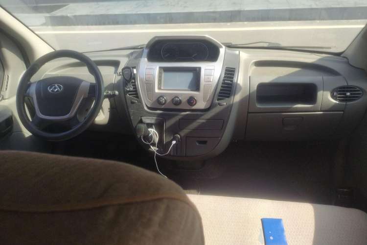 Used SAIC MAXUS 2016 2.5T Manual Aoyuntong National V Short Wheelbase Low-Roof 6-Seater Center Console