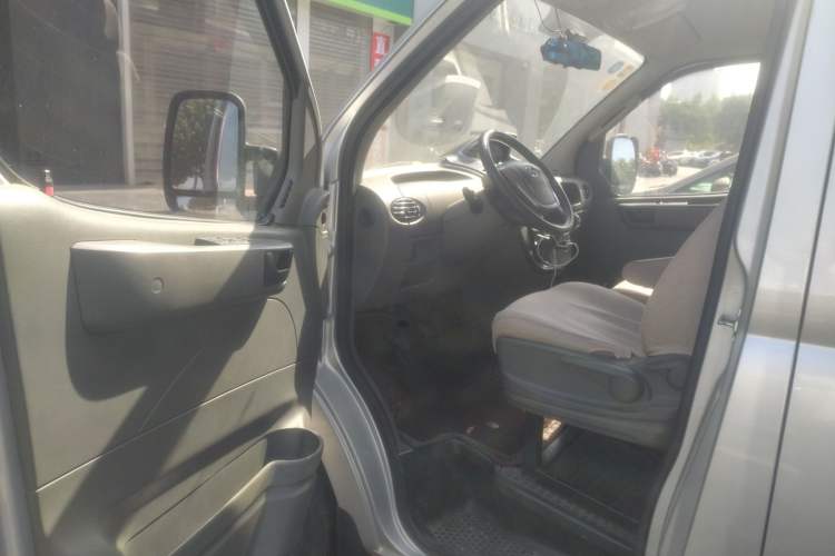 Used SAIC MAXUS 2016 2.5T Manual Aoyuntong National V Short Wheelbase Low-Roof 6-Seater Driver Seat