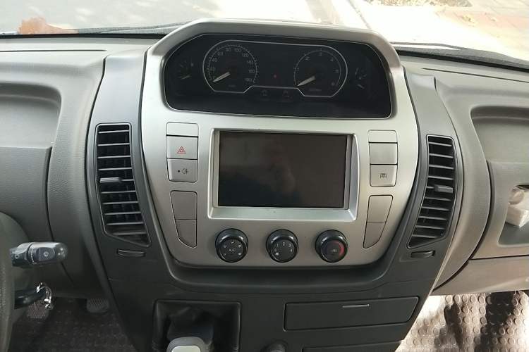 Used SAIC MAXUS 2017 2.5T 6-Speed Manual Aoyuntong National V Long Wheelbase Mid-Height 6–10 Seater Audio And AC Panel