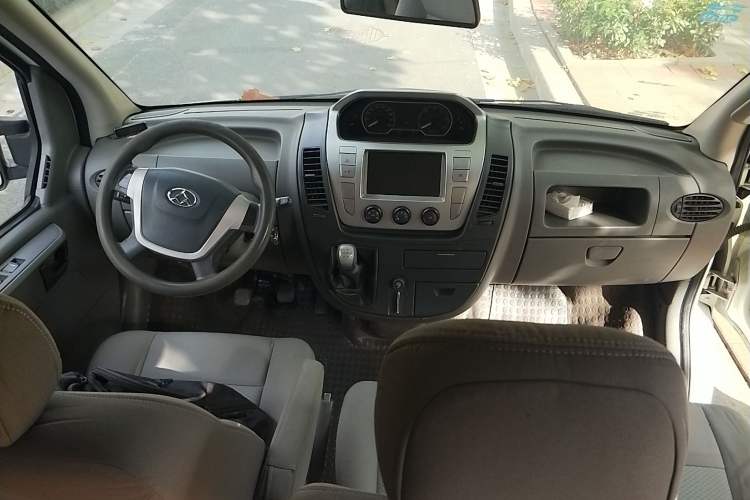 Used SAIC MAXUS 2017 2.5T 6-Speed Manual Aoyuntong National V Long Wheelbase Mid-Height 6–10 Seater Center Console