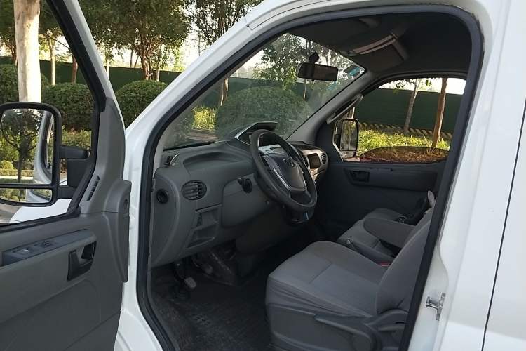 Used SAIC MAXUS 2017 2.5T 6-Speed Manual Aoyuntong National V Long Wheelbase Mid-Height 6–10 Seater Driver Seat