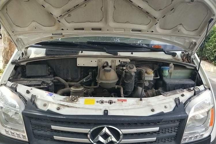 Used SAIC MAXUS 2017 2.5T 6-Speed Manual Aoyuntong National V Long Wheelbase Mid-Height 6–10 Seater Engine Bay