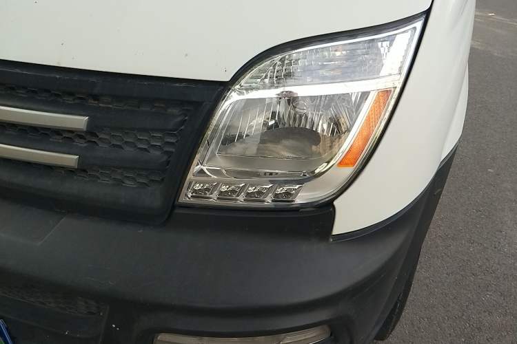 Used SAIC MAXUS 2017 2.5T 6-Speed Manual Aoyuntong National V Long Wheelbase Mid-Height 6–10 Seater Left Front Headlight